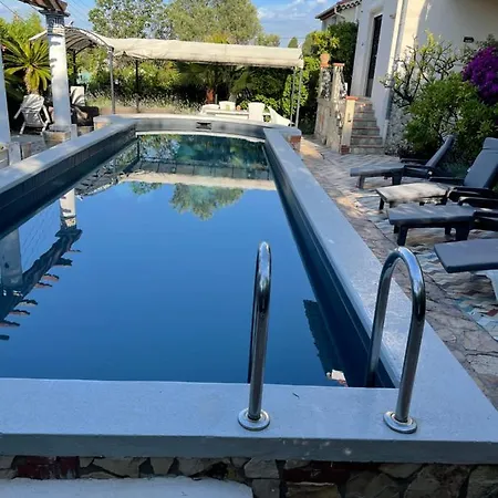 Tres Beau Studio Lumineux Dans Villa Avec Piscine