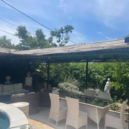 Tres Beau Studio Lumineux Dans Villa Avec Piscine *