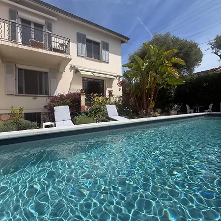 Tres Beau Lumineux Dans Avec Piscine