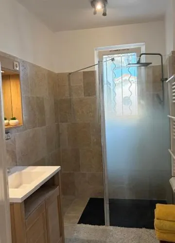 Tres Beau Lumineux Dans Avec Piscine Appartement *