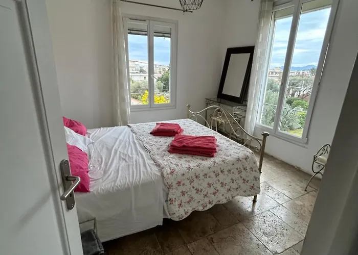 Tres Beau Lumineux Dans Avec Piscine Appartement